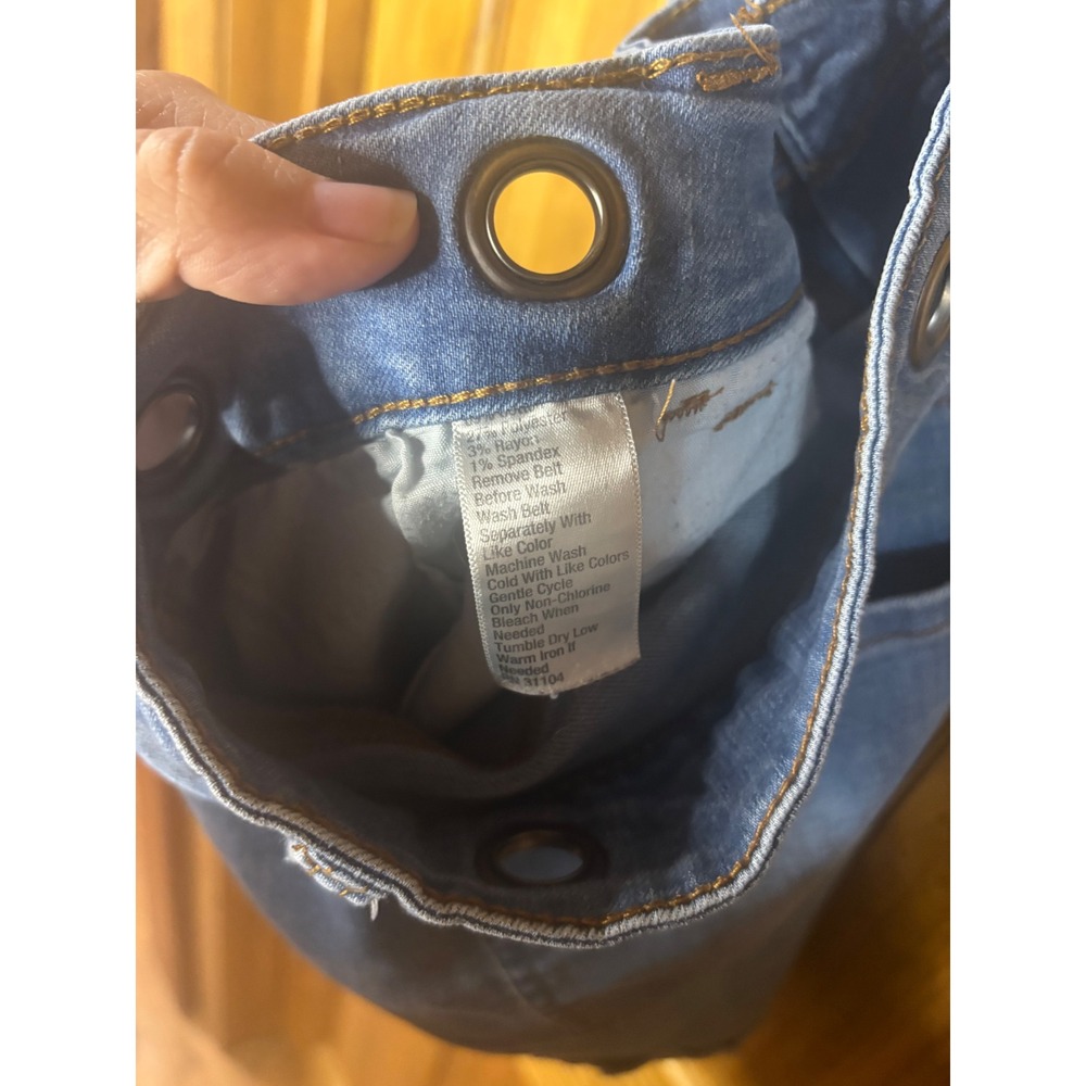 True Craft Womens Distressed Denim Shorts Light Wash Grommet Waist Size 20 - Picture 4 of 4